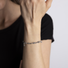 bracciale-filo-spinato-in-argento indossato d