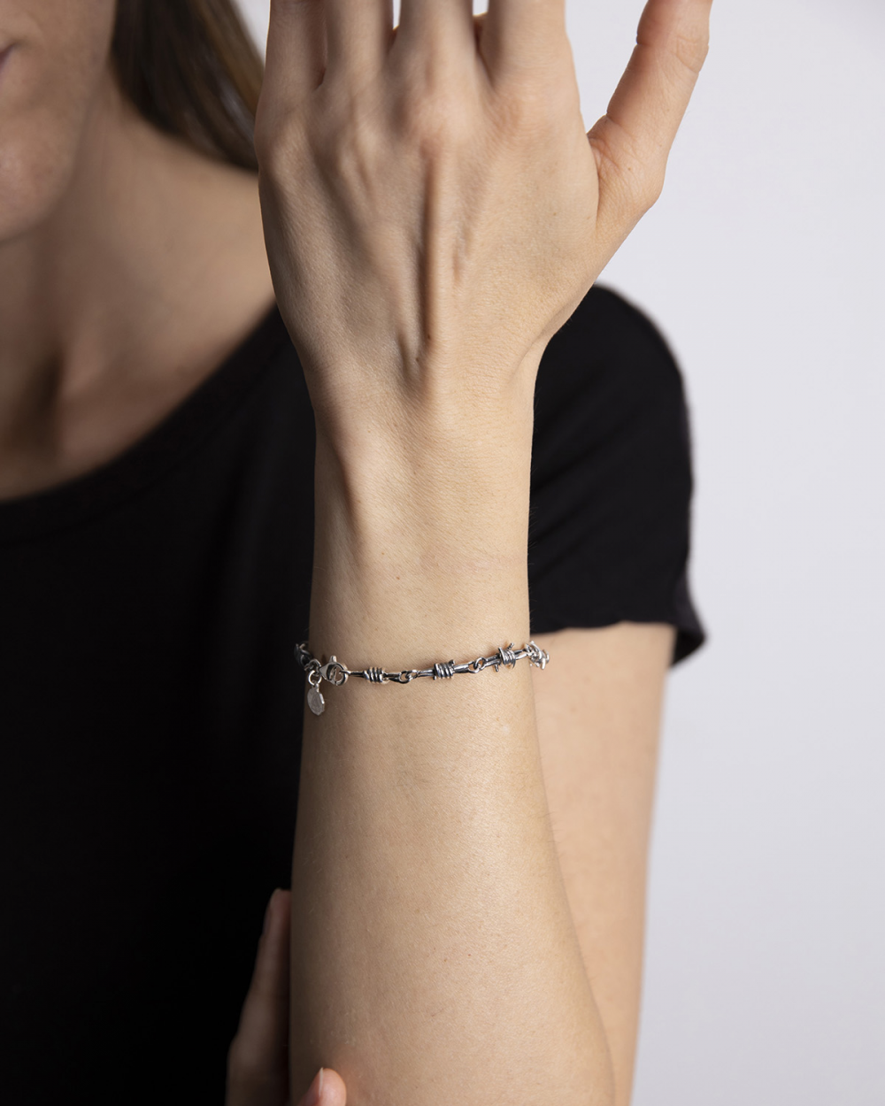 bracciale-filo-spinato-in-argento indossato d